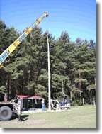 Die Flutlichtmasten werden gestellt