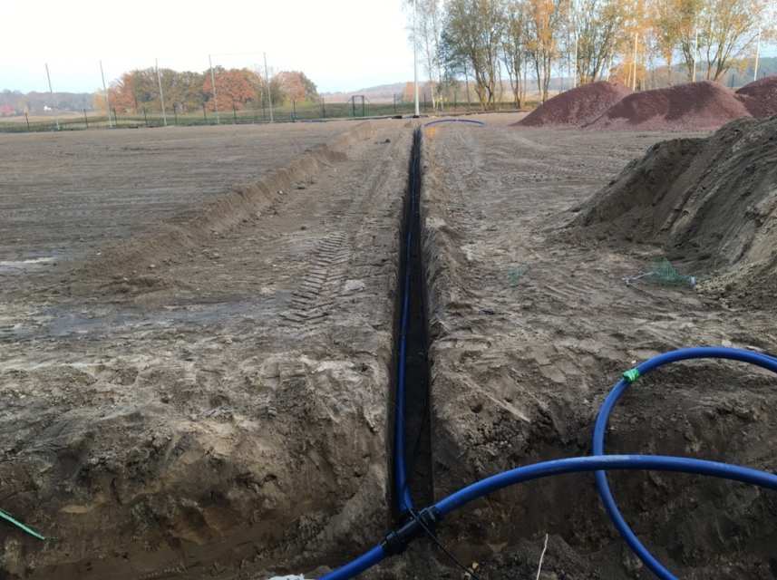 Die neue Bewässerung wird verlegt