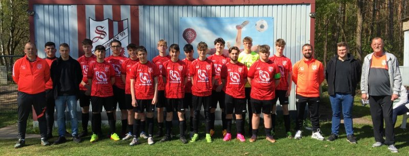 Als neuer Sponsor für unsere U18 besuchten die Geschäftsführer des Unternehmens das Heimspiel der Mannschaft gegen die SG Bornim II. Erstmals konnte die Mannschaft mit dem Logo des Unternehmens auf dem Trikot antreten und siegte auch mit 3:2. Ferner spendierte der Sponsor die Verpflegung mit Getränken und „Seeburgern“ und lobte eine Siegprämie aus.Danke vom Vorstand an die Geschäftsführer Max und Chris für die Unterstützung der Mannschaft.